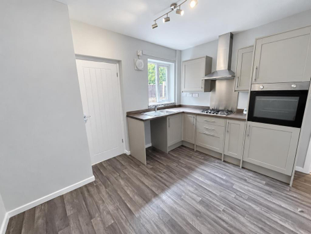 3 bedroom semi-detached house to rent - Photo 5
