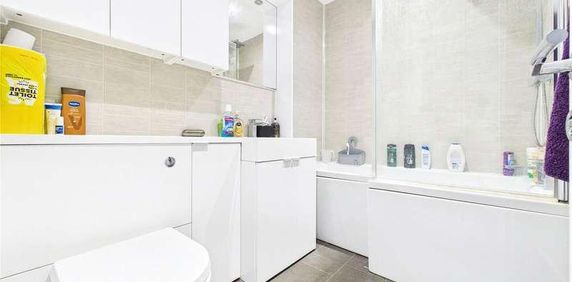 Victoria Road, Farnborough, Hampshire, GU14 - Photo 2