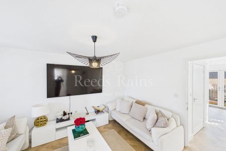 3 bedroom semi-detached house to rent - Photo 3