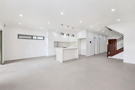 LIGHT, BRIGHT & MODERN - Photo 3