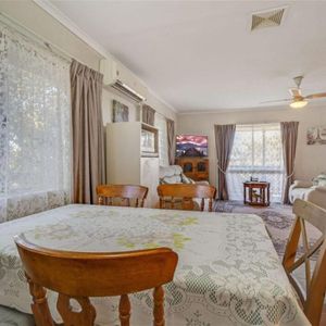 Unfurnished Woodridge House for Rent - Perfect for Your Dream Home! - Photo 2
