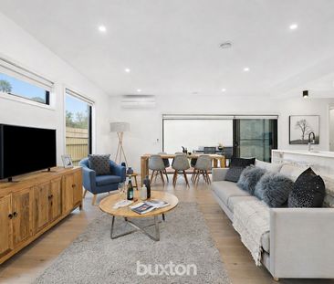 CONTEMPORARY ELEGANCE - Photo 1