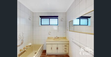 Beautifully renovated, large 3 bedroom house in perfect location! - Photo 3