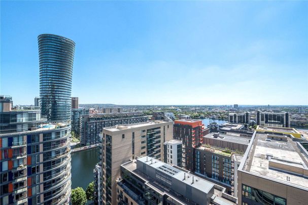 A bright two bed penthouse apartment with a large roof terrace with panoramic views across London. - Photo 1