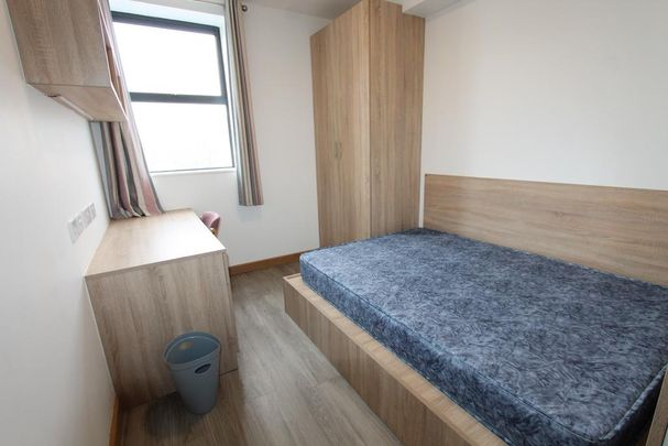 9 bedroom flat to rent - Photo 1