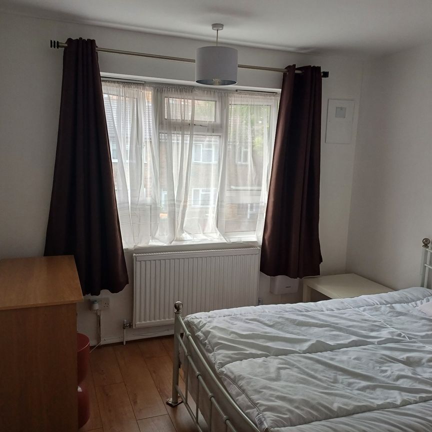 Room in a Shared House, Tarling Road, E16 - Photo 1
