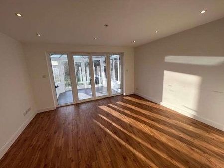 Edgwarebury Lane, Edgware, HA8 - Photo 2