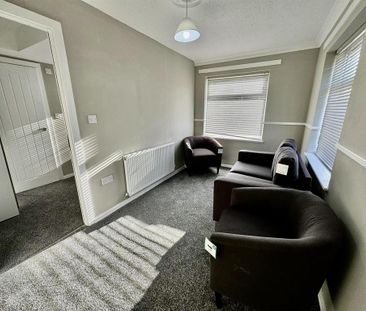 4 bedroom semi-detached house to rent - Photo 1