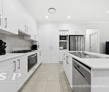 Modern Family 4 Bedroom Home - Photo 4