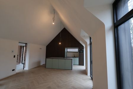 Een ruime gerenoveerde woning met 4 slaapkamers. - Foto 2