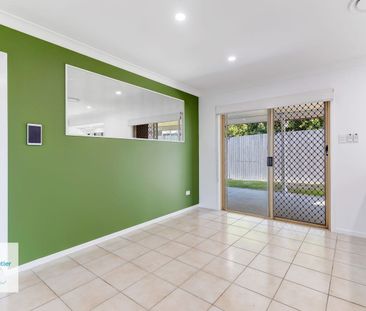 VIEWS TO STRADBROKE ISLAND... DUCTED AIR-CONDITONING IN ALL ROOMS..... - Photo 1