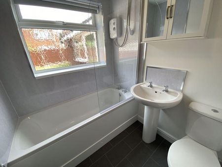 3 bedroom semi-detached house to rent - Photo 5