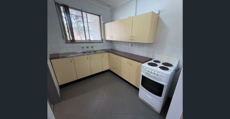 NEAT & COMFORTABLE APARTMENT IN THE HEART OF PENRITH - Photo 2