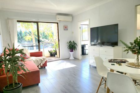 Stylish Three-Bedroom Home Offering Privacy and Green Outlook - Photo 5