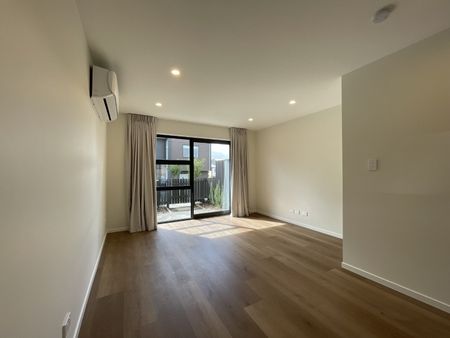 4 Bedrooms Low Maintenance - Photo 4