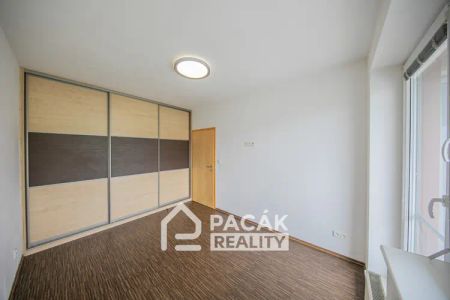 Pronájem prostorného bytu 2+kk s lodžií a vnitřním garážovým stáním v zánovní novostavbě v Olomouci, ul. Peškova - Fotografie 3