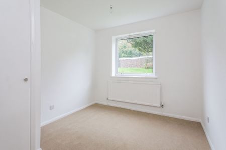 To Let 2 Bedroom Flat - Photo 5