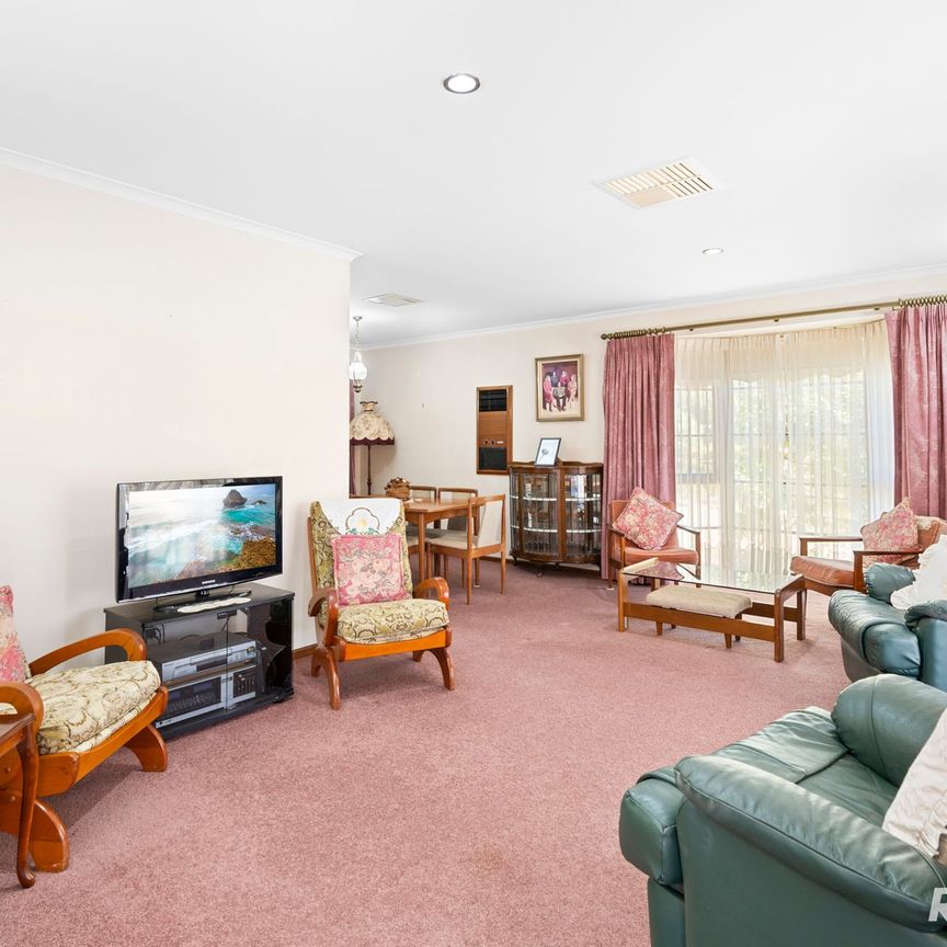 Well Maintained Family Home! - Photo 1