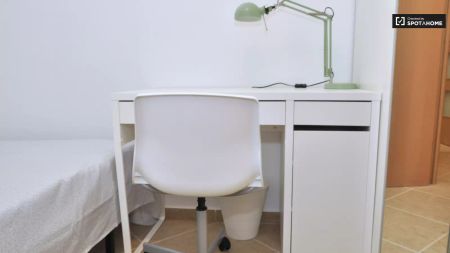 Double bed in Room in a shared 4-bedroom apartment for rent in el Congrés i els Indians, only for females - Foto 4