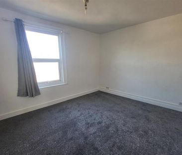 2 bedroom end of terrace house to rent - Photo 2