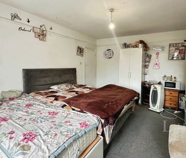 3 bedroom house to rent Old Bedford Road, Luton, Bedfordshire, LU2 - Photo 3