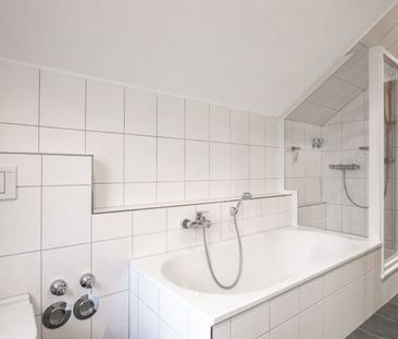 Schicke Dachgeschosswohnung mit Gartennutzung und EBK in toller Han... - Foto 1