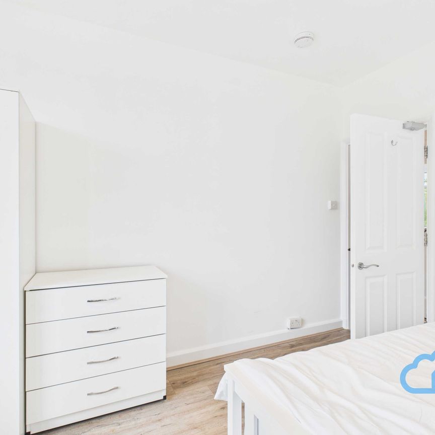 RM3 Woodstock Court | Lee | London | SE12 9HT - Photo 1