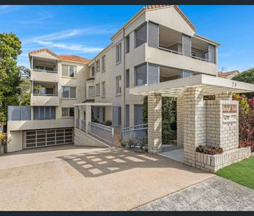 Modern Two-Bedroom Apartment in Prime Location - Photo 5