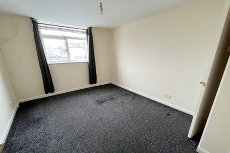 3 bedroom flat to rent - Photo 2