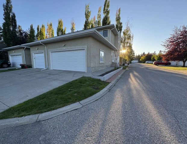 Updated 3-Bed Townhome with Double Garage + Driveway in Cedarbrae — 3 Bedrooms Townhouse - Photo 1