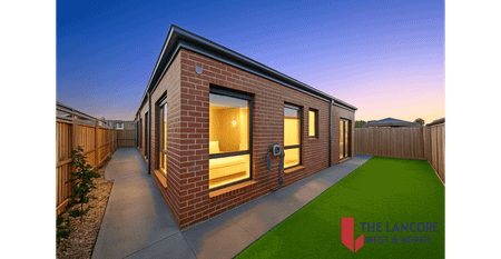 4-Bedroom Luxury Home with Dual Master Suites, 2 Living Areas & 2 Kitchens in Prime Donnybrook Location - Photo 5