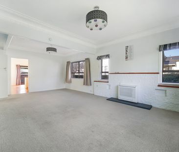 3 Bedroom Brick & Tile Home in Central Papatoetoe - Photo 3