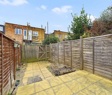 2 bedroom maisonette to rent - Photo 2