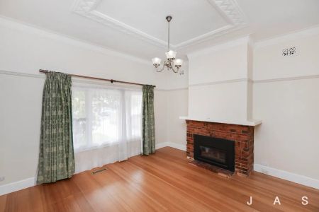 “Beautifully Maintained Family Gem with Huge Living Space” - Photo 4