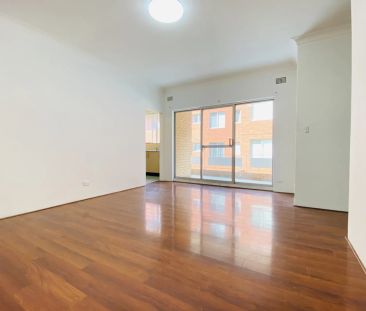 Spacious Two-Bedroom Apartment in a Prime Kogarah Location - Photo 2