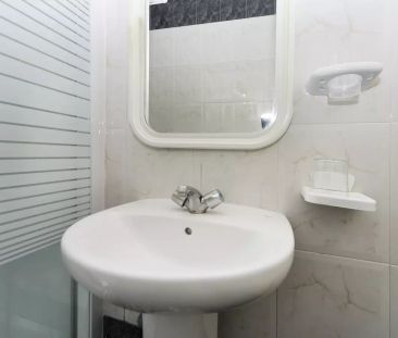 Spacious room with desk in 9-bedroom apartment, Malasaña - Females Only - Photo 5