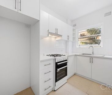 Light and Bright Apartment Close to Transport and Beach - Photo 4