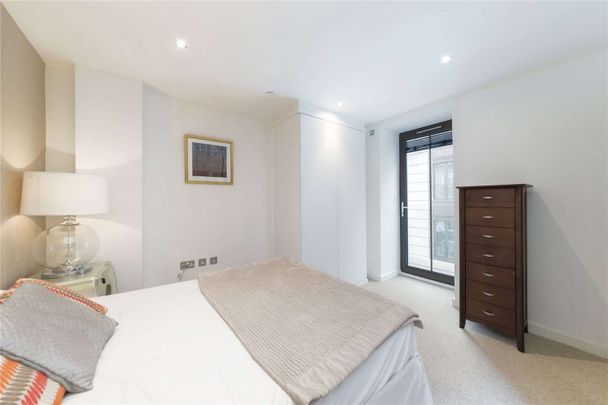 Beautiful, modern 3 bedroom apartment. With 2 bathrooms and an impressive open-plan kitchen/reception, this is a well proportioned and bright apartment which is furnished to a high standard - Photo 1