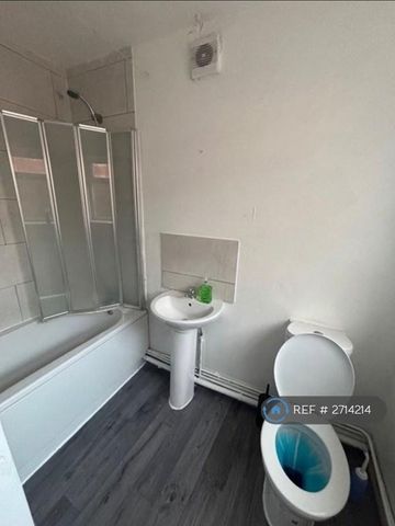 1 bedroom in a house share to rent - Photo 3