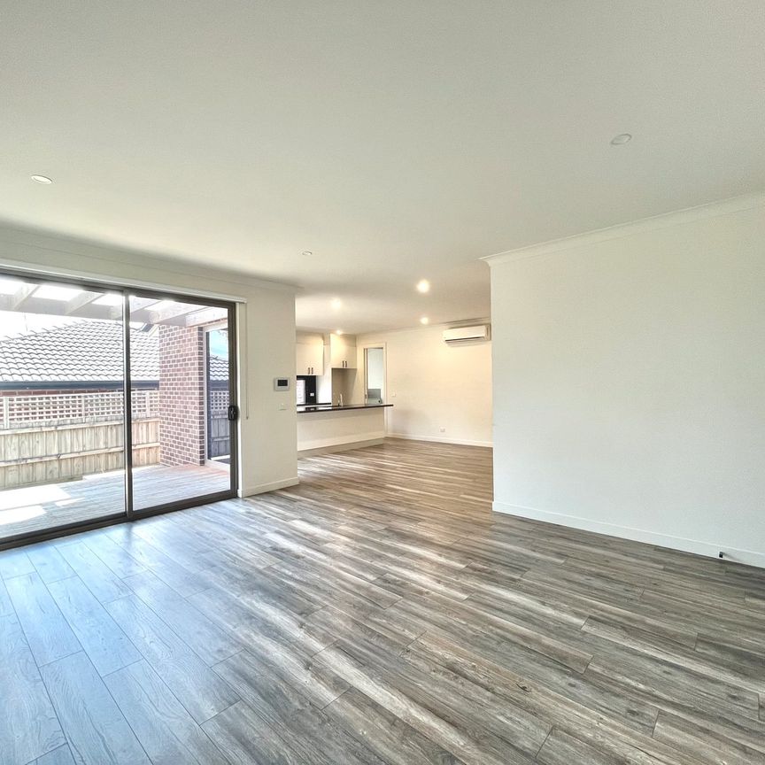 Stunning Four-Bedroom Townhouse in the Heart of Oakleigh East - Photo 1