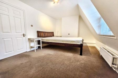 3 bedroom house of multiple occupation to rent - Photo 3