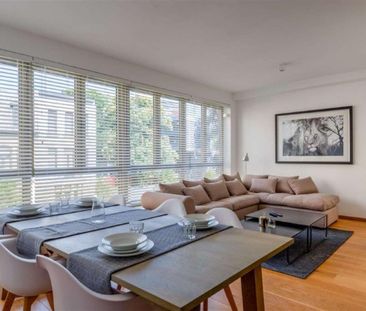 Gerenoveerd en modern gemeubeld appartement drie slaapkamers. - Photo 2