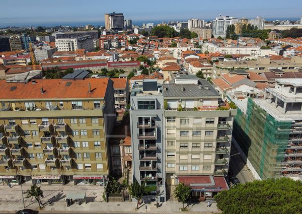 Apartamento T1 com varanda - Novo - Casa da Musica - Rotunda Boavista