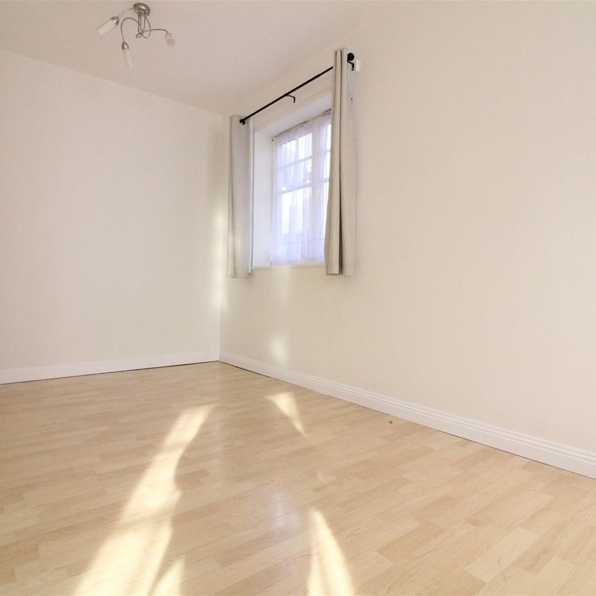 Warwick Road, West Drayton - Photo 1