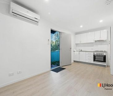 Modern & Cosy Granny Flat with Spacious Backyard - Photo 3