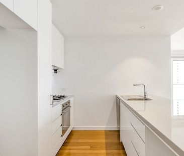 Modern apartment displaying both style and space! - Photo 2