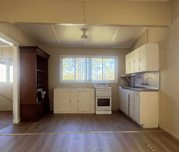 Old World Charm - 3 Bedroom home with fully fence large back yard - Photo 3