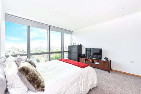 Offered this superb two bedroom apartment, positioned in one of Canary Wharfs most desirable residential developments. - Photo 5