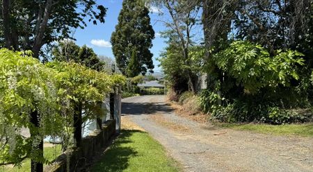 Spacious Family Living with Style and Comfort - Photo 5