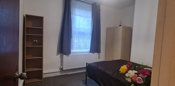Room in a Shared Flat, St. Michael's Road, SW9 - Photo 2